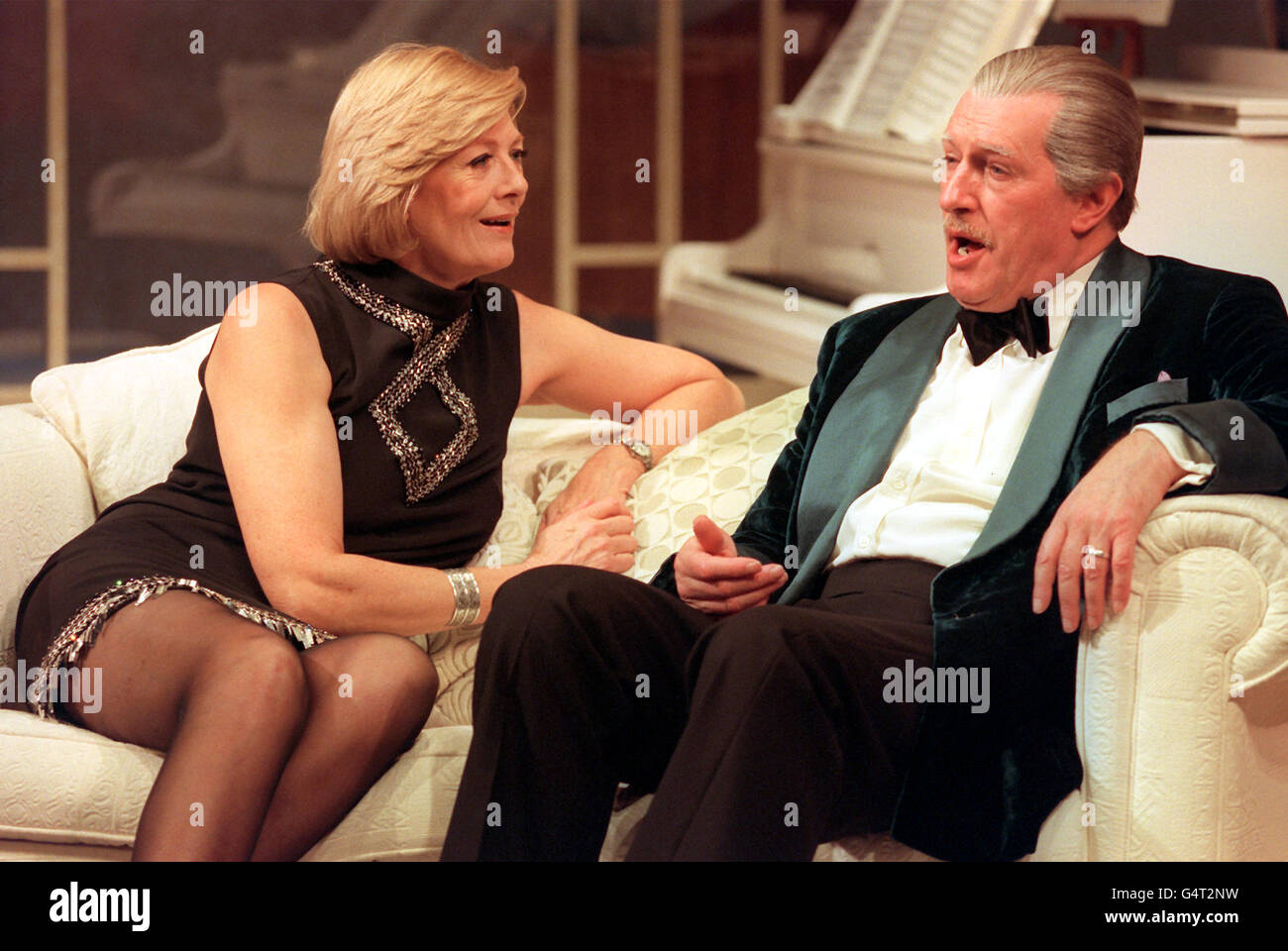 Vanessa Redgrave e suo fratello Corin sul palco del Gielgud Theatre di Londra, esibendosi nella canzone di Noel Coward al crepuscolo. Foto Stock