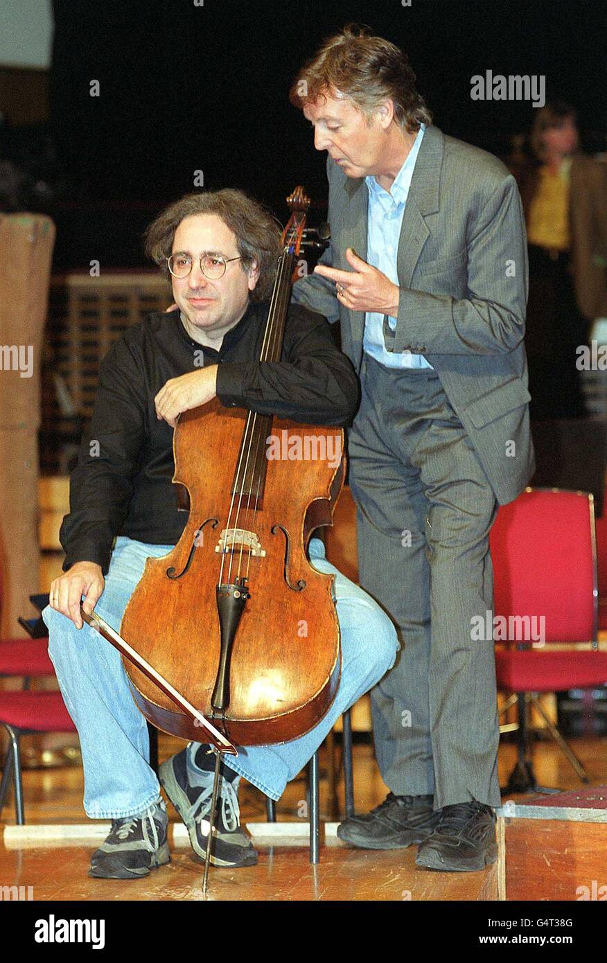 Sir Paul McCartney (a destra) con il giocatore di Cello Myron Latzke alle prove di Liverpool per la prima mondiale dell'ultimo lavoro di Sir Paul, chiamato Working Classical, che sarà eseguito nella Liverpool Philharmonic Hall. Foto Stock