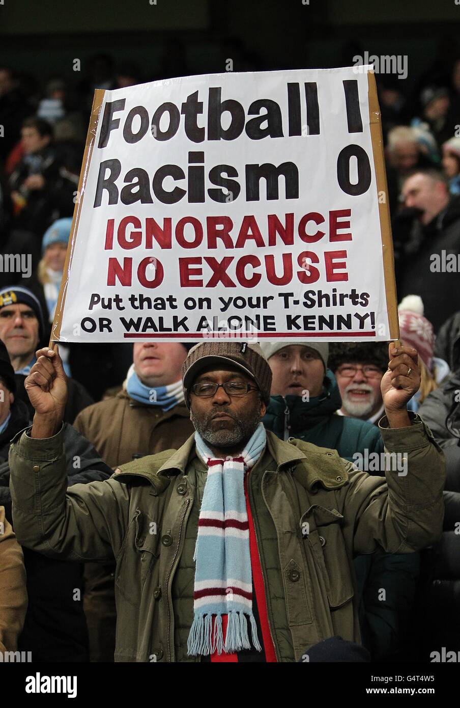 Calcio - Barclays Premier League - Manchester City / Liverpool - Etihad Stadium. Un fan di Manchester City ha in piedi un segno anti-razzismo Foto Stock