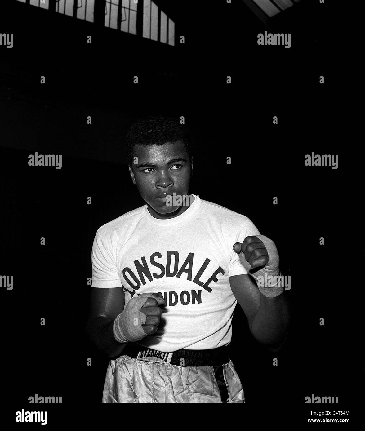 Muhammad Ali, allora noto come Cassius Clay, in formazione pior per difendere il suo titolo mondiale di campionato di pesi massimi contro Henry Cooper a Londra. Foto Stock