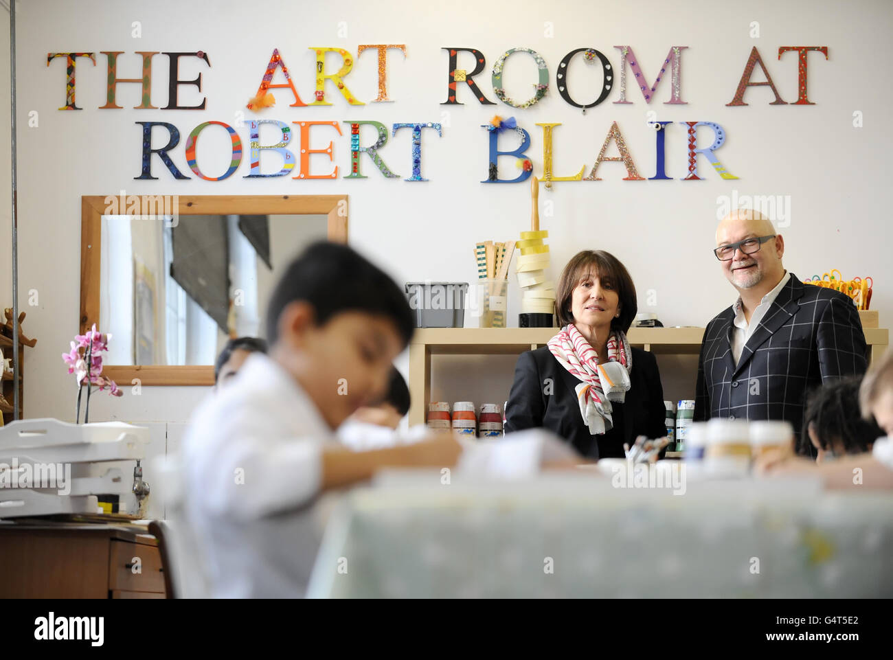 Fondatore della Art Room Juli Beattie e Mark Miller, insegnante capo della Robert Blair Primary School di Islington, a nord di Londra, in una sessione gestita dalla Art Room Charity. La Duchessa di Cambridge come membro della famiglia reale è entrata oggi in una nuova fase con l'annuncio che è diventata patrona di quattro organizzazioni tra cui la Sala d'Arte. Foto Stock