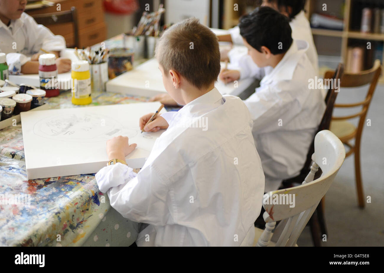 I bambini prendono parte a una sessione d'arte gestita dalla Art Room Charity, presso la Robert Blair Primary School, a Islington, a nord di Londra. La Duchessa di Cambridge come membro della famiglia reale è entrata oggi in una nuova fase con l'annuncio che è diventata patrona di quattro organizzazioni tra cui la Sala d'Arte. Foto Stock
