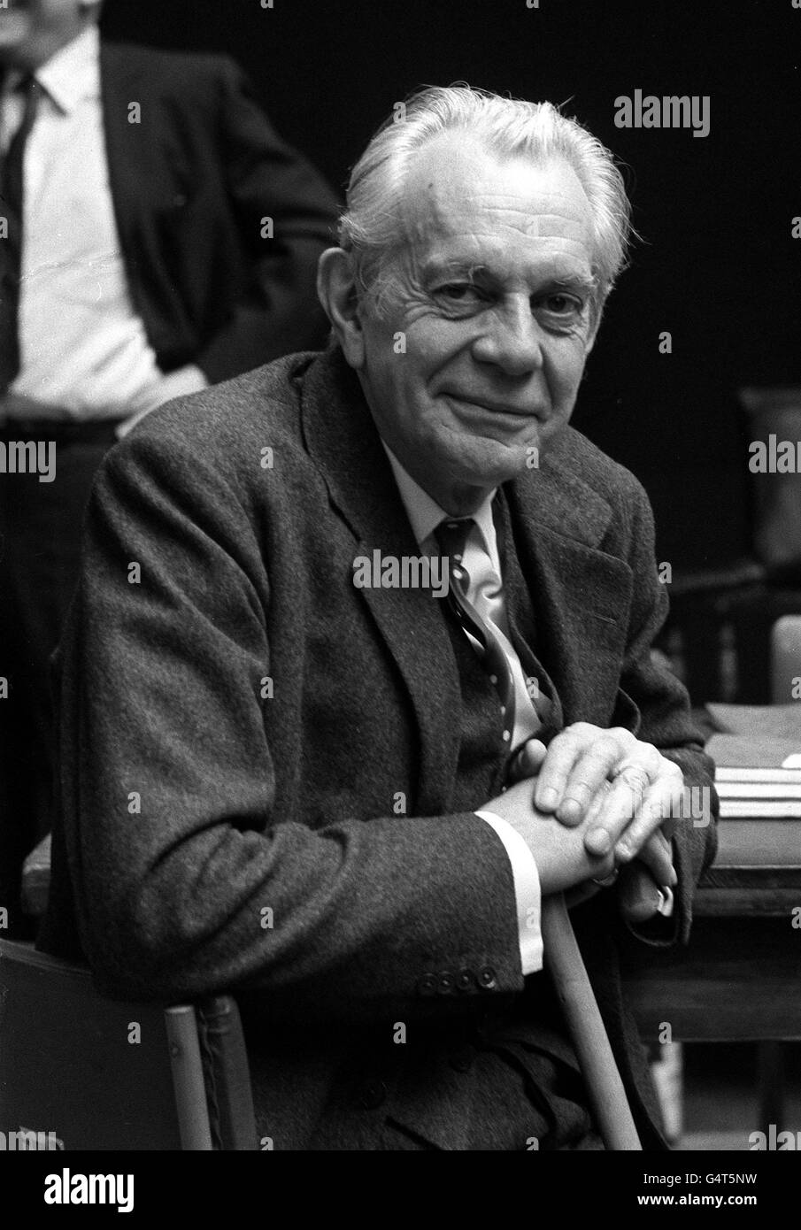 19 DICEMBRE: Il veterano attore hollywoodiano Raymond Massey a Londra durante una pausa nelle prove del gioco di Robert Anderson 'i Never Sang for my Father'. Foto Stock