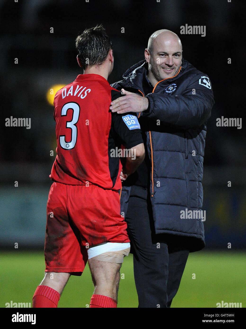 Calcio - Blue Square Premier League - Kettering Town / Luton Town - Nene Park. Sol Davis di Kettering Town si congratula con Gary Brabin (r), direttore di Luton Town, dopo la vittoria di Luton Town nel 5-0 Foto Stock