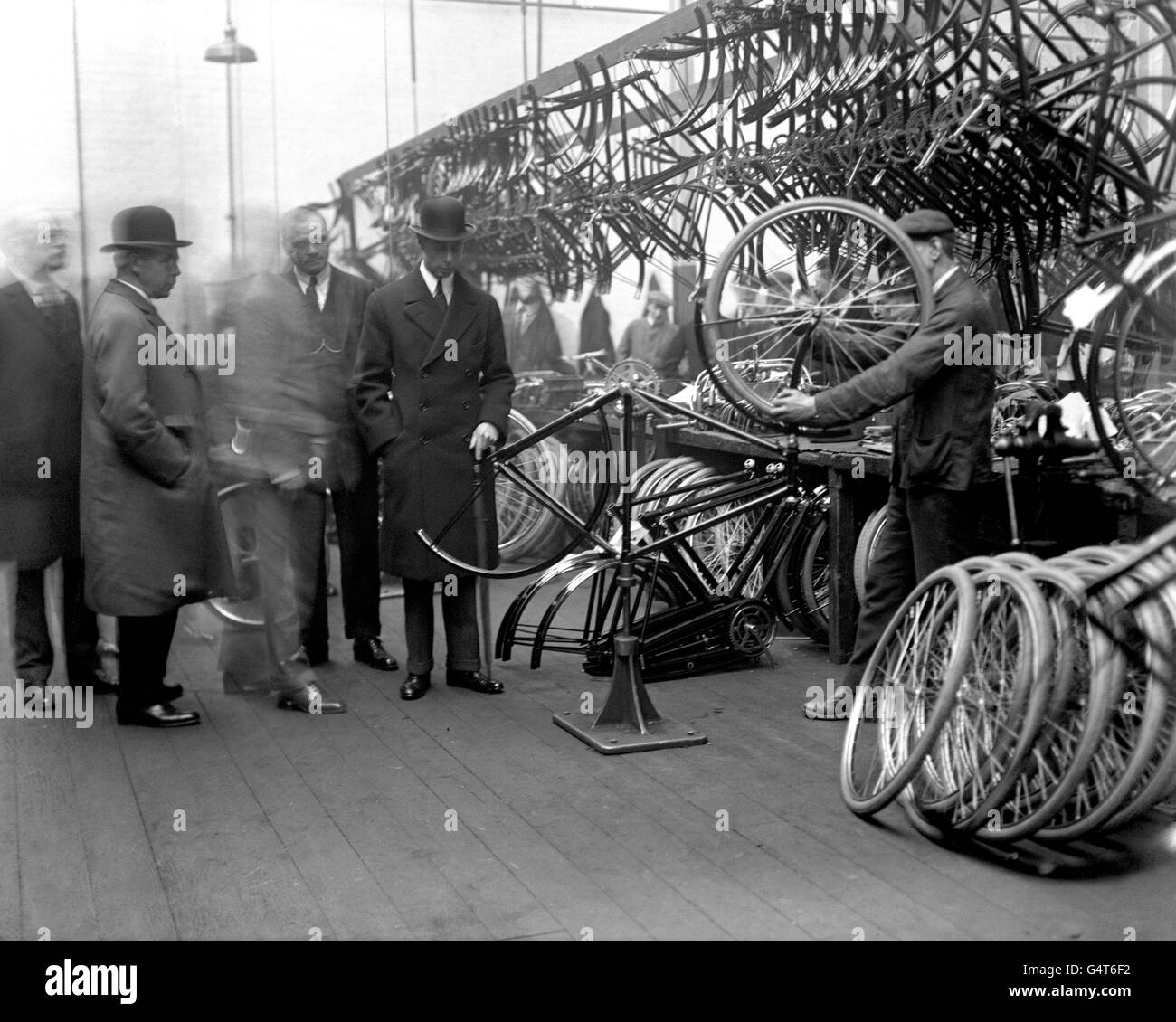 Il Duca di York (in seguito divenuto Giorgio VI) guardando l'assemblaggio di biciclette presso la fabbrica Raleigh di Nottingham. Foto Stock