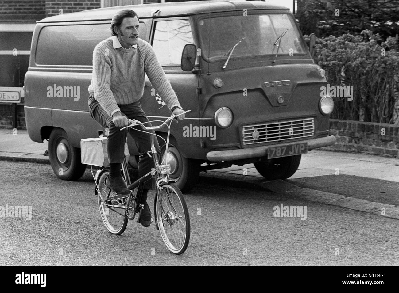 L'ex campione del mondo di Formula uno Graham Hill ha visto guidare un Raleigh 20 per le strade di Mill Hill, Londra, mentre continua il suo recupero da gravi lesioni. Graham Hill, 41 anni, ha ferito le gambe dopo essersi schiantato durante il Gran Premio degli Stati Uniti lo scorso ottobre. Sullo sfondo c'è un pulmino Ford 1963 Tamigi 400E. Foto Stock
