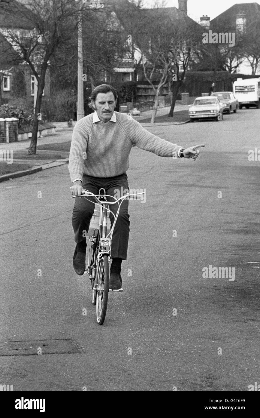 L'ex campione del mondo di Formula uno Graham Hill ha visto guidare un Raleigh 20 per le strade di Mill Hill, Londra, mentre continua il suo recupero da gravi lesioni. Graham Hill, 41 anni, ha ferito le gambe dopo essersi schiantato durante il Gran Premio degli Stati Uniti lo scorso ottobre. Foto Stock