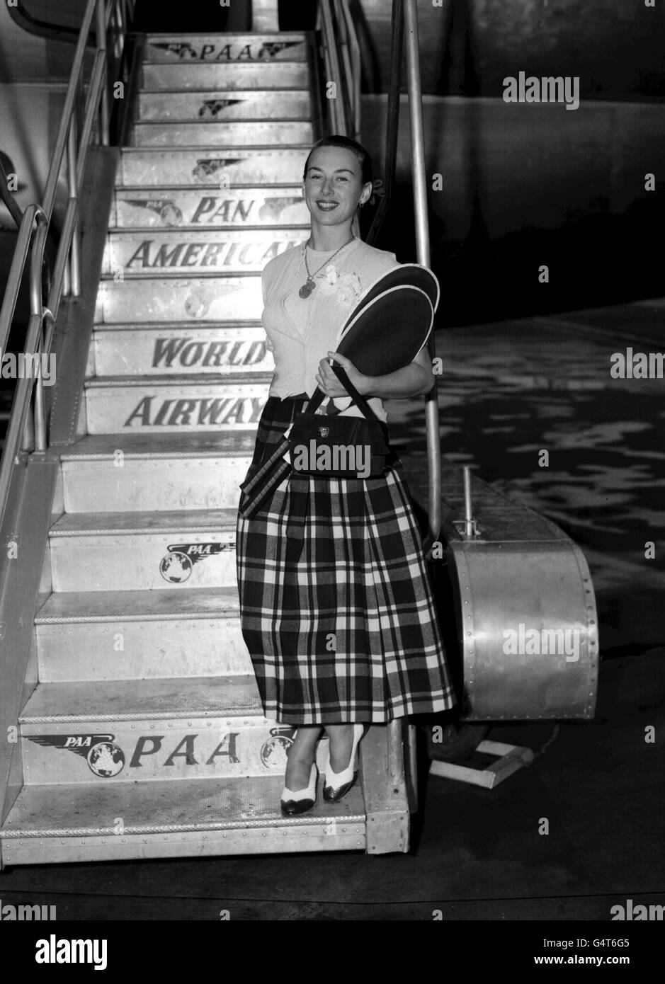 Gorgeous Gussie' Moran, il più discusso concorrente degli Stati Uniti a Wimbledon nel 1949. È vista qui all'aeroporto di Londra. Foto Stock