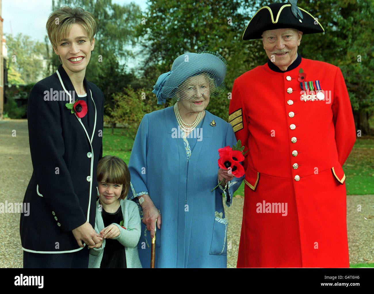 La Regina Madre riceve il veterano di guerra Bill Moylon, 83 anni, e Hannah Thompson, quattro, figlia del veterano della Guerra del Golfo Nigel Thompson, accompagnato da sua madre Samantha, durante una cerimonia a Clarence House, a sostegno del Poppy Appeal 1999. Foto Stock