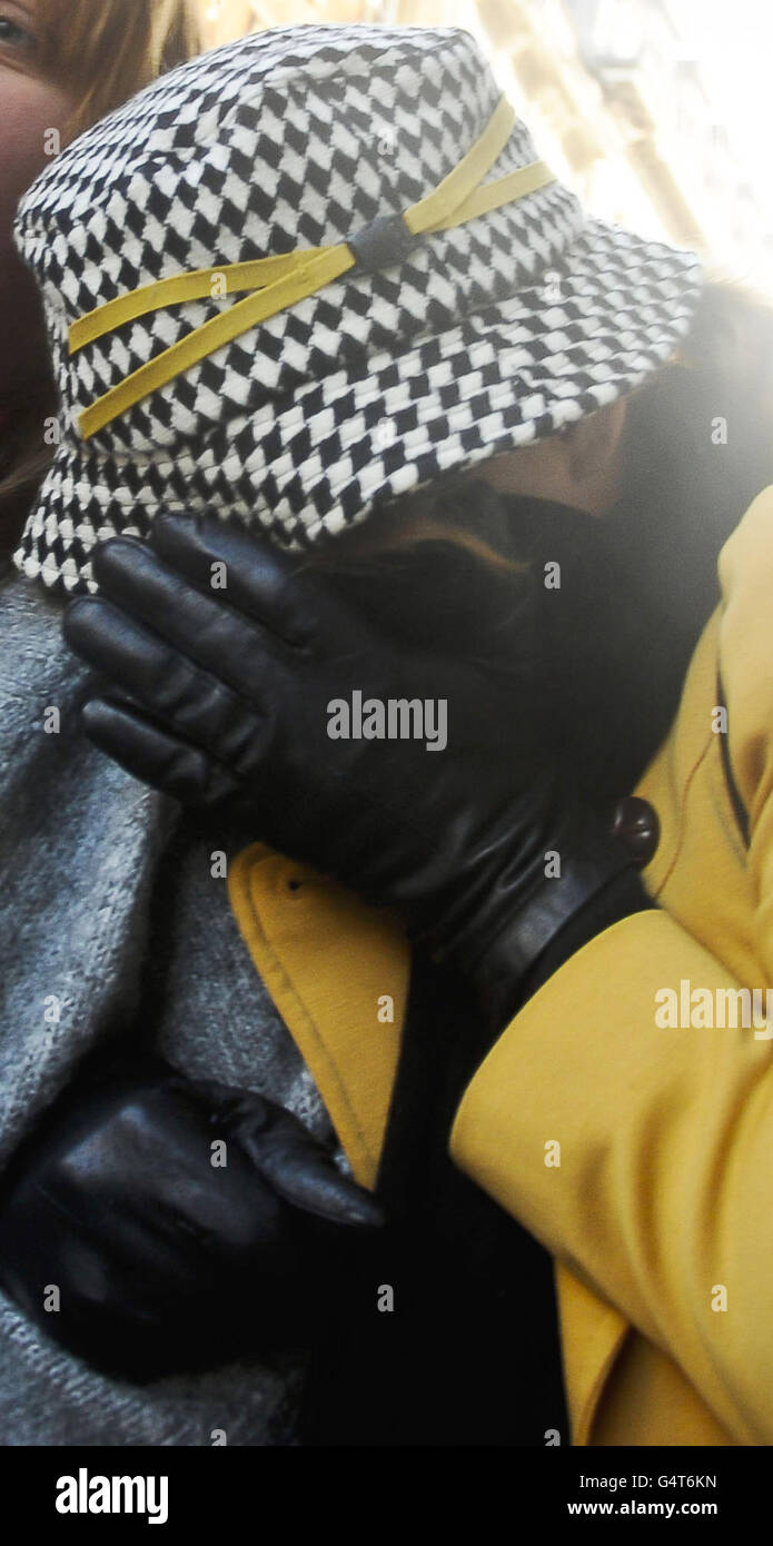 Caroline Meeking, 45 , di Park Barn Lane, Ashill, Ilminster, Somerset, nasconde il suo volto mentre si fa strada in Bristol Crown Court dove è stata incarcerata oggi per due anni, dopo aver ucciso suo marito in un incidente d'auto dopo aver afferrato il freno a mano a quasi 60 mph durante una fila ubriaca. Foto Stock