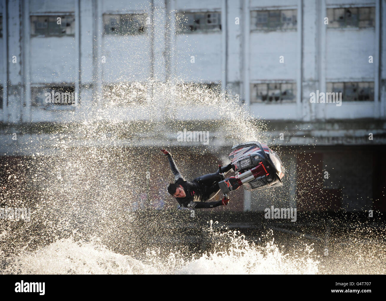 Il tre volte campione britannico di Jetski Jack Moule dimostra le sue abilità il primo giorno della mostra di barche di Londra a Docklands. Foto Stock