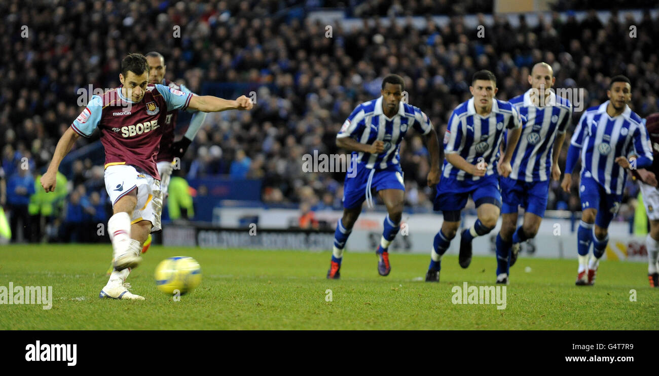 Il Sam Boldock di West Ham Utd (a sinistra) ha salvato la sua pena con JNicky Weaver di Sheffield Wednesday. Foto Stock