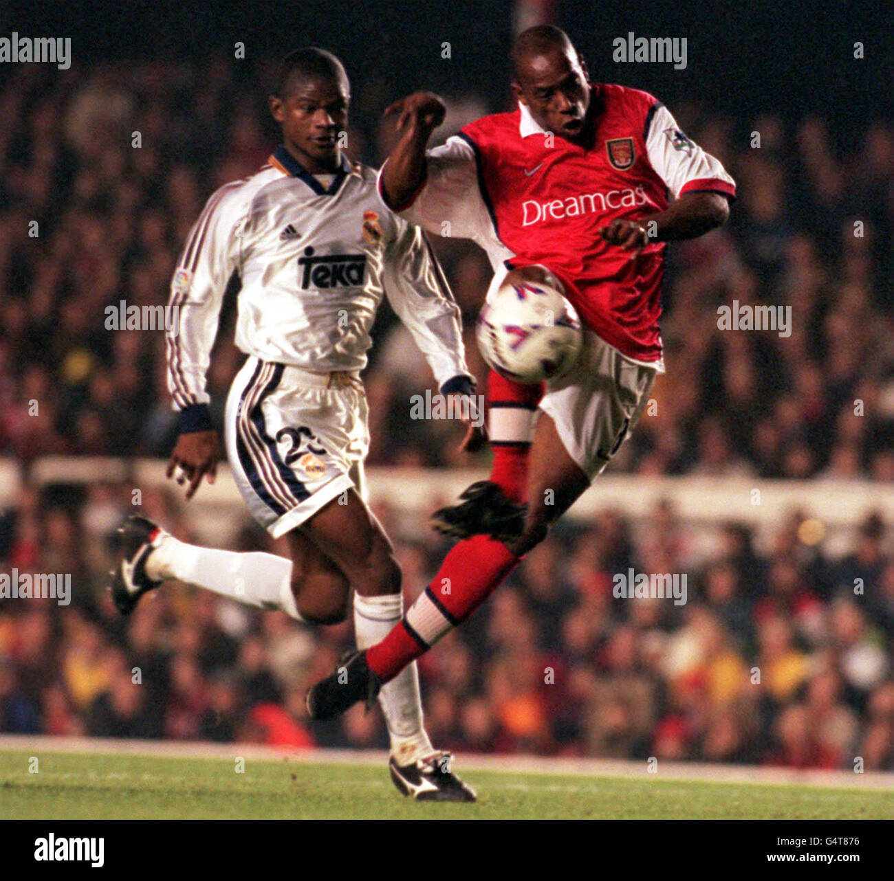 L'ex star dell'Arsenal Ian Wright, ora in azione con Celtic durante la partita testimonial di Lee Dixon tra l'Arsenal e il Real Madrid tenutasi ad Highbury. Foto Stock