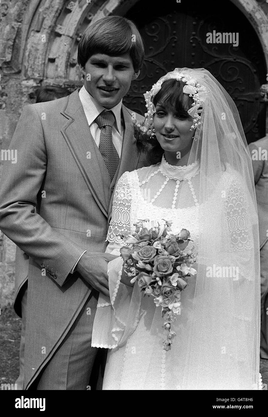 Il golfista britannico Nick Faldo e la sua sposa giornalista Melanie Rockall, alla St Mary's Church, North Mimms, dopo il loro matrimonio. Foto Stock