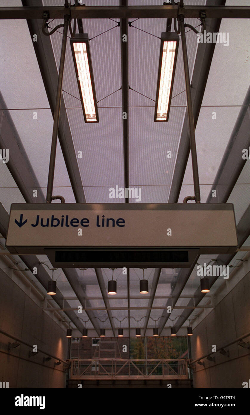 Un cartello alla stazione della metropolitana di Bermondsey, progettata da Ian Ritchie Architects, ora aperta come parte dell'estensione della linea metropolitana Jubilee di Londra. Foto Stock