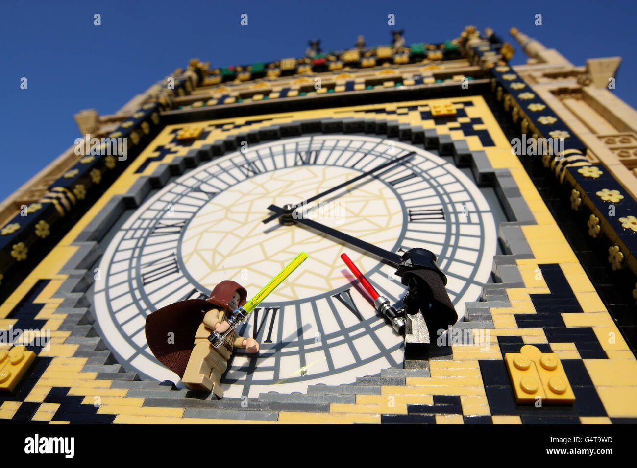 Darth Vader e OBI-WAN Kenobi combattono sul quadrante dell'orologio del Big  ben di Londra a Miniland a Legoland Windsor come il paesaggio LEGO in  miniatura, È stato rilevato da eroi e cattivi