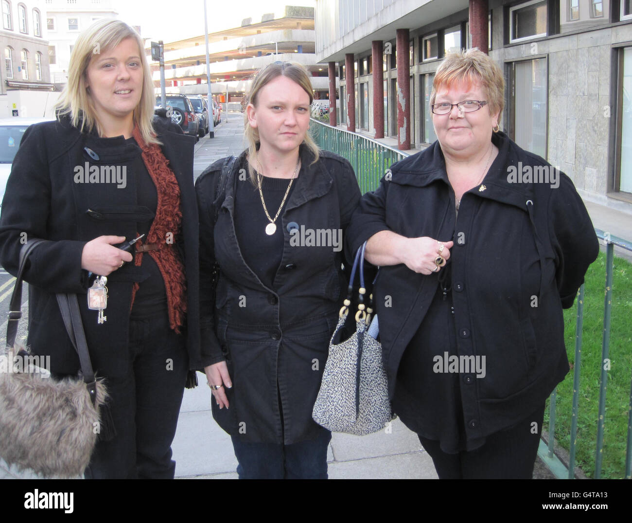 La madre del bambino Kye Stevens, Sheena Tippett (al centro), e la zia Amy Stevens (a sinistra) e la nonna Heather Stevens (a destra) fuori dall'inquest nella sua morte. Foto Stock