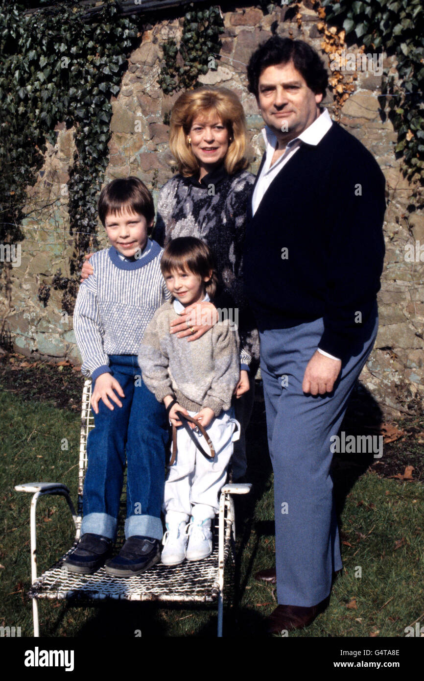Cancelliere dello scacchiere Nigel Lawson con la moglie Therese, il figlio Tom (10) e la figlia Emily (5). Foto Stock