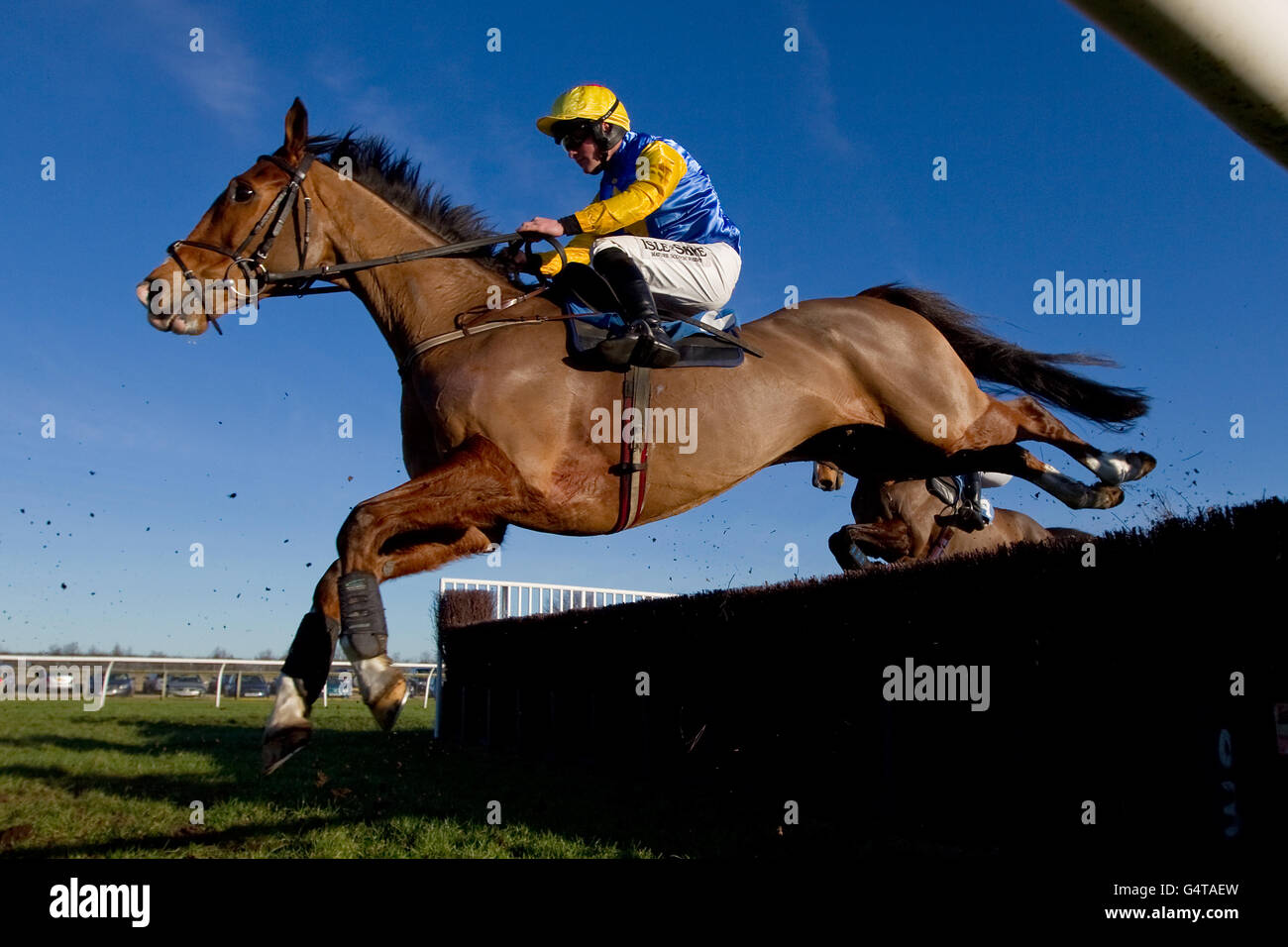 Corse ippiche - Catterick Bridge. Chateau d'Eau guidato dal jockey Campbell Gillies salta durante il Wakefield Beginners' Chase Foto Stock