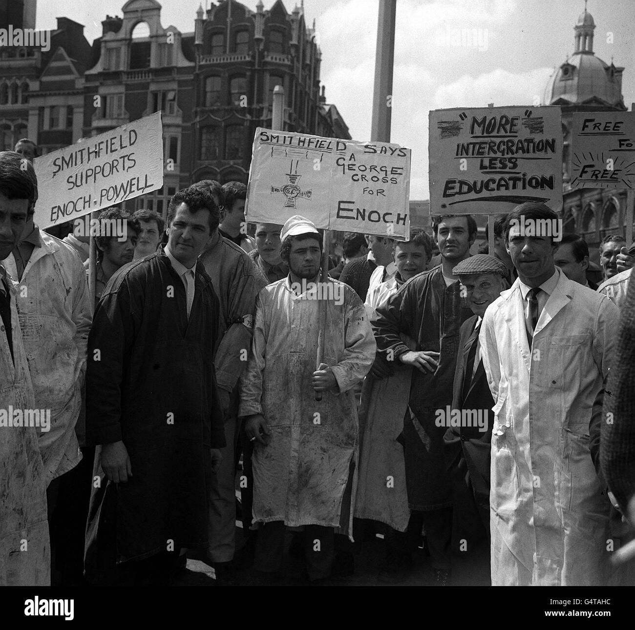Un cartello "George Cross for Enoch" portato da un portatore di carne durante la processione quando uomini di Smithfield, Londra, marciarono verso le Camere del Parlamento per fare pressione su Enoch Powell, il cui discorso sulle relazioni razziali in Gran Bretagna ha scatenato una tempesta politica. Foto Stock