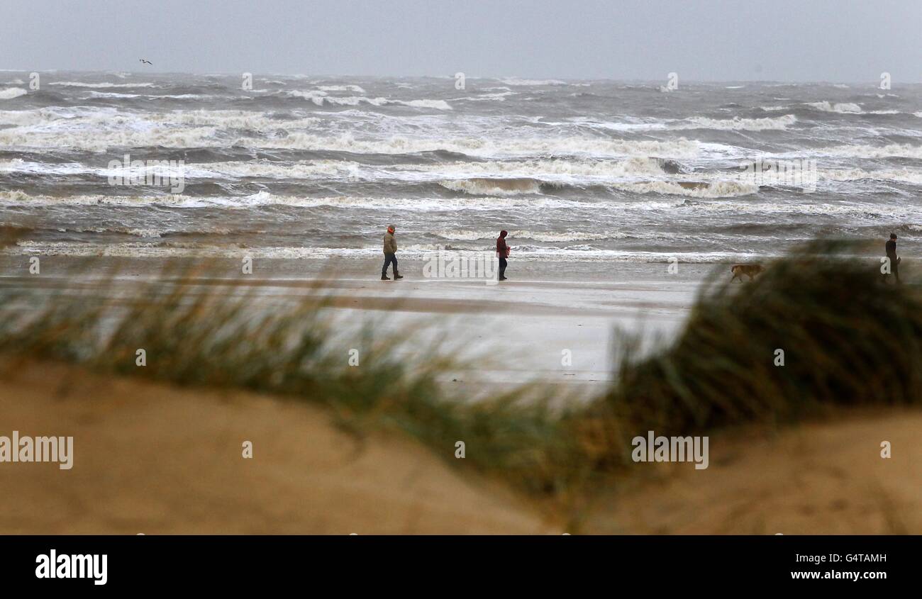 Alcune persone hanno coraggioso il maltempo a Freshfield Beach, Sefton, Merseyside. Foto Stock