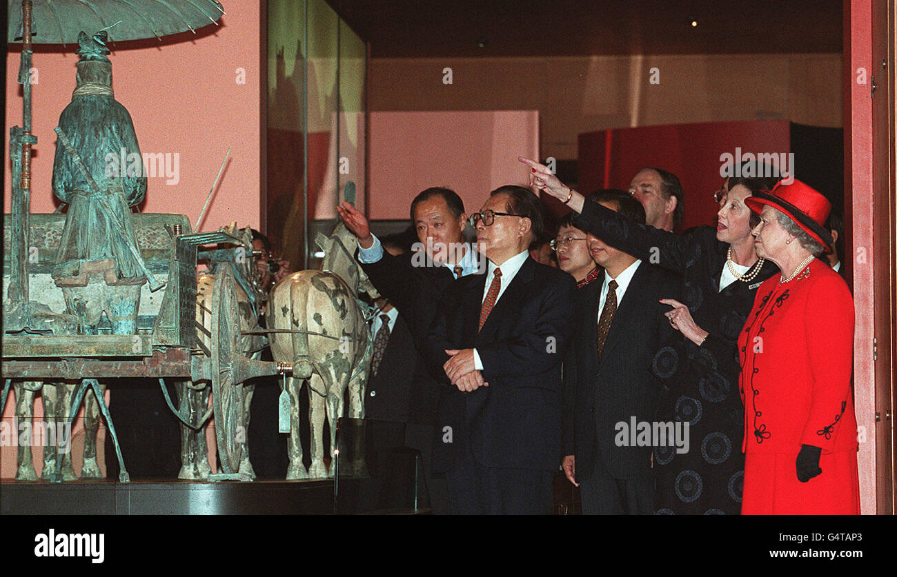 La regina Elisabetta II e il presidente cinese Jiang Zemin guardano le repliche dei carri e dei cavalli di bronzo della dinastia Qin, 221-206 a.C., alla mostra 'Dragoni dorati, tesori sepolti dell'epoca d'oro della Cina', al British Museum. Foto Stock