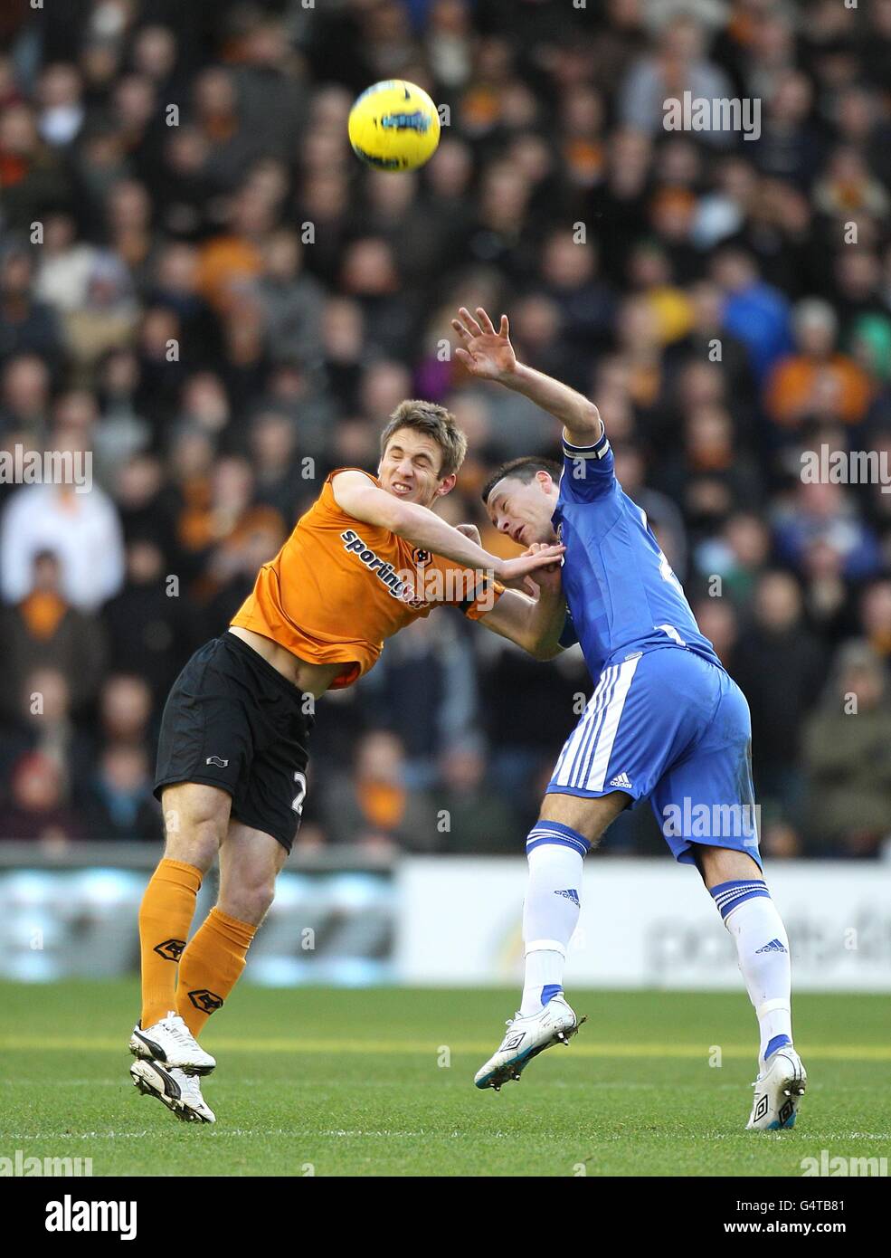 Calcio - Barclays Premier League - Wolverhampton Wanderers / Chelsea - Molineux. Kevin Doyle di Wolverhampton Wanderers (a sinistra) e John Terry di Chelsea (a destra) in azione Foto Stock