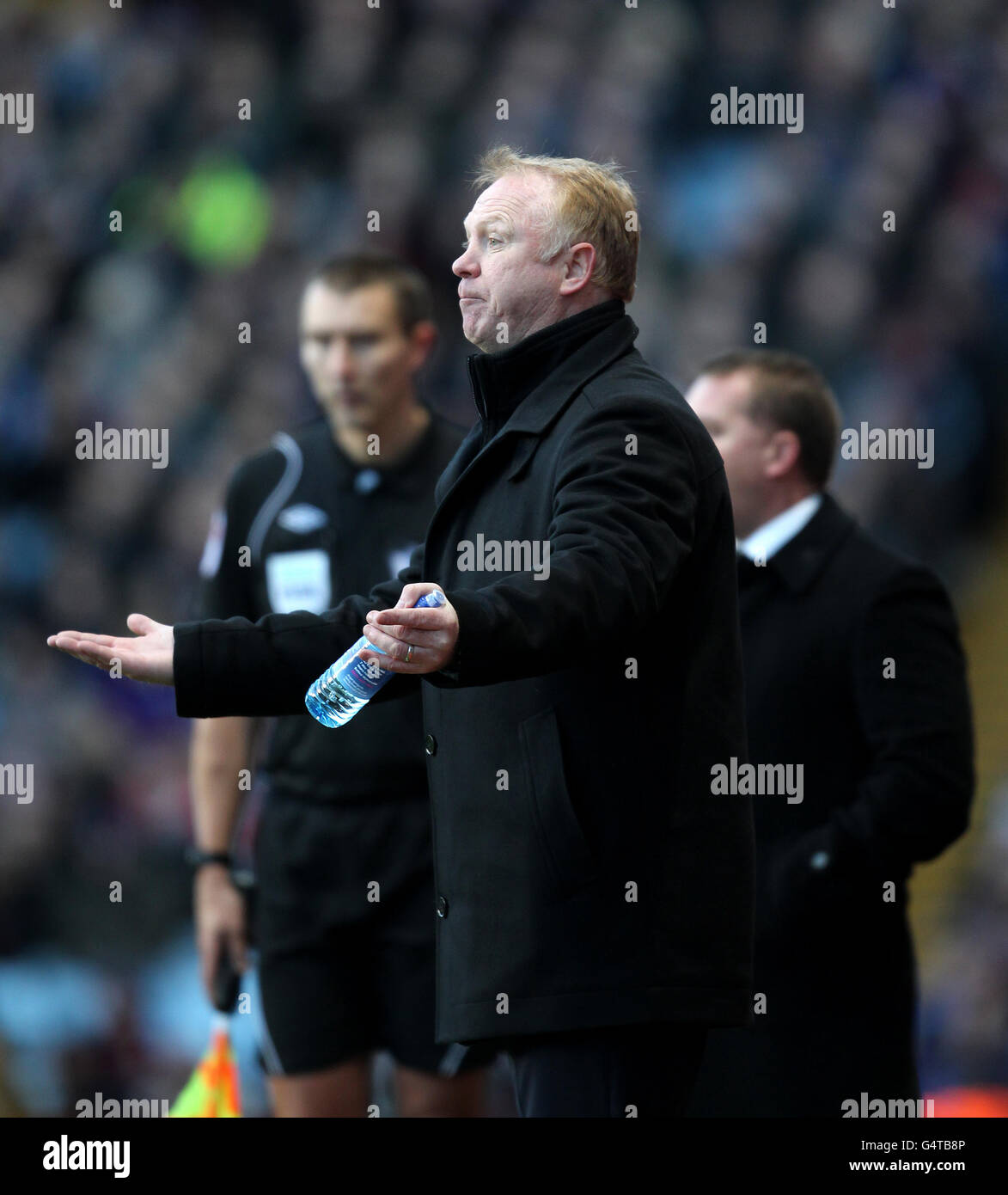 Il manager di Aston Villa Alex McLeish grida dalla linea touch Foto Stock