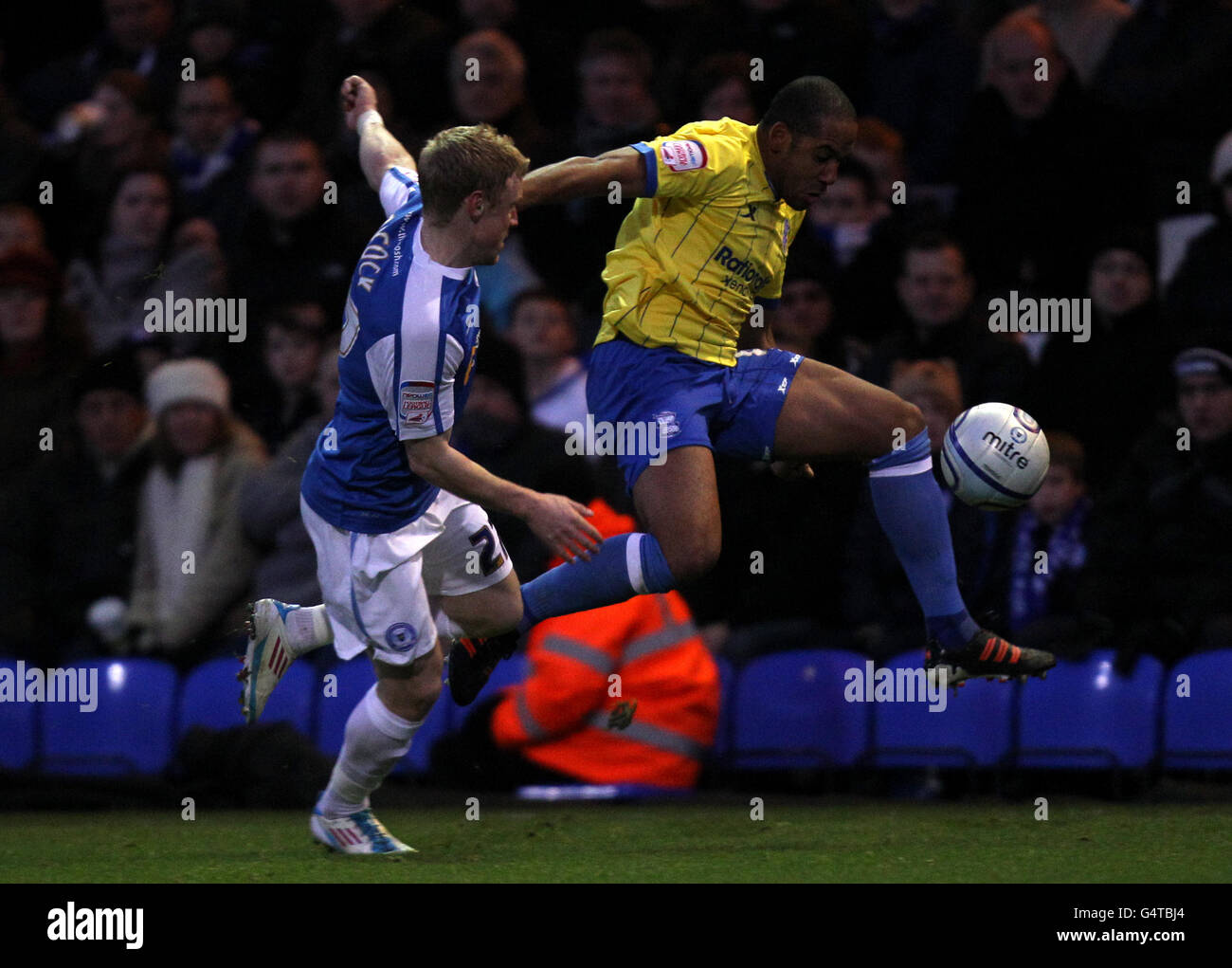 Calcio - Npower Football League Championship - Peterborough United / Birmingham City - London Road. Jean Beausejour di Birmingham City e Craig Alcock di Peterborough United Foto Stock