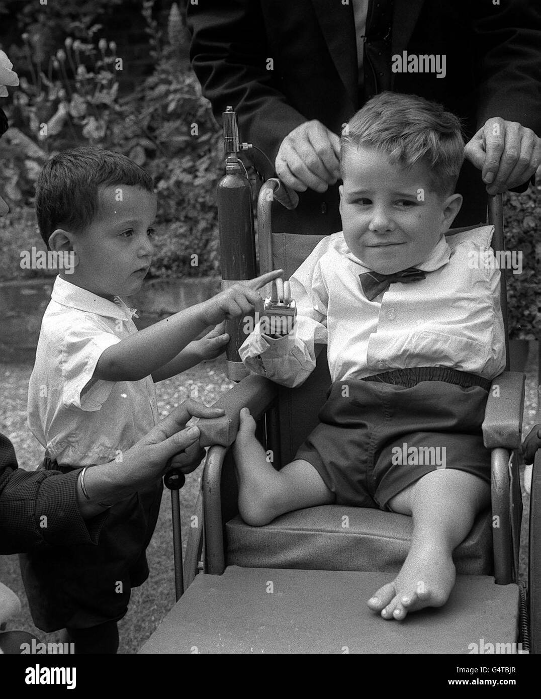 Un bambino di talidomide nato senza armi ad una festa data ad Hamilton Terrace, Londra per celebrare il primo anniversario di Lady Hoare Thalidomide Appeal. Foto Stock
