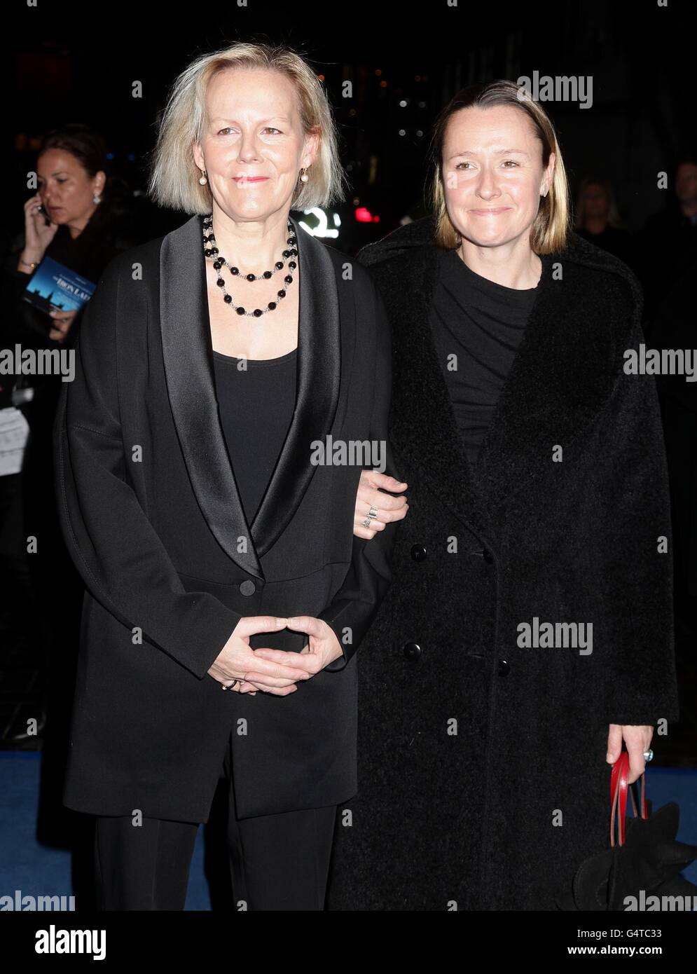 Phyllida Lloyd e Sarah Cooke (a destra) arrivano alla prima europea della Iron Lady, presso la BFI Southbank, Belvedere Road, Londra. Foto Stock