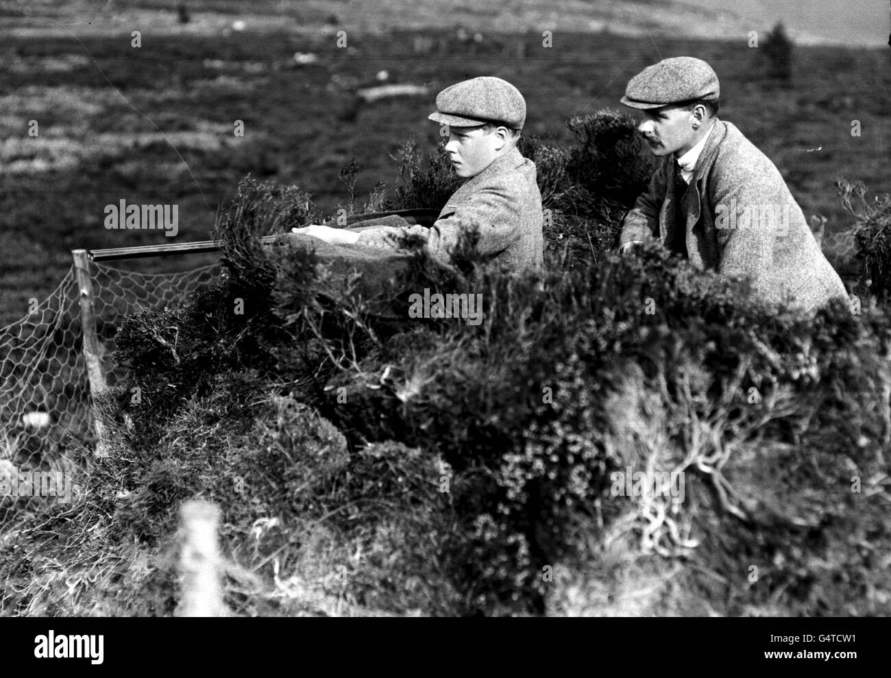 PA Photos circa: 1910 un'immagine del file della biblioteca del Principe di Galles (più tardi il Duca di Windsor) durante la pratica di tiro nei motivi di Balmoral, Scozia. Foto Stock