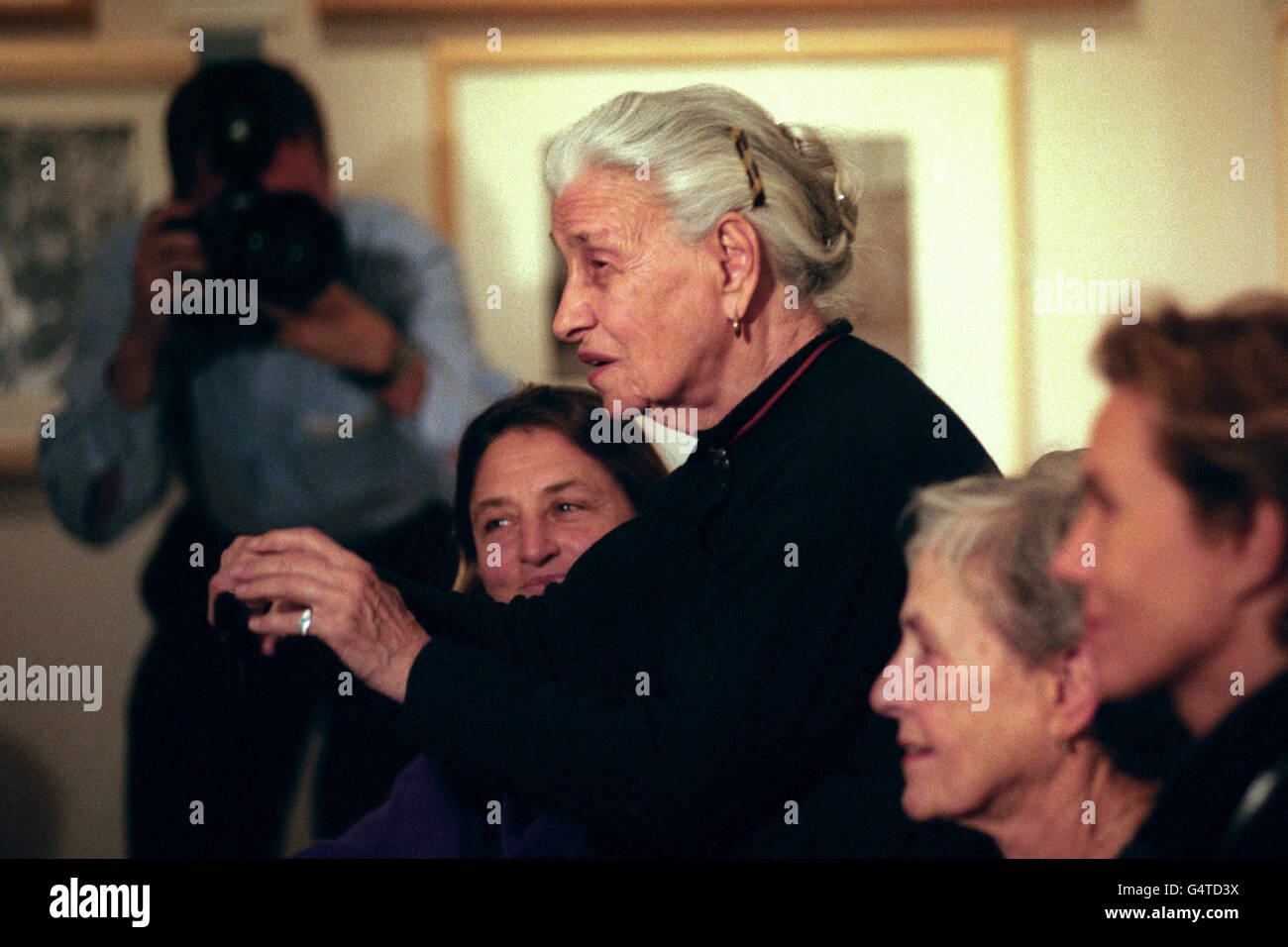 Fotografo Eve Arnold all'apertura della prima mostra per riunire il lavoro delle fotografi femminili dell'agenzia Magnum. La mostra è stata aperta ai media presso la Scottish National Portrait Gallery di Edimburgo. Foto Stock