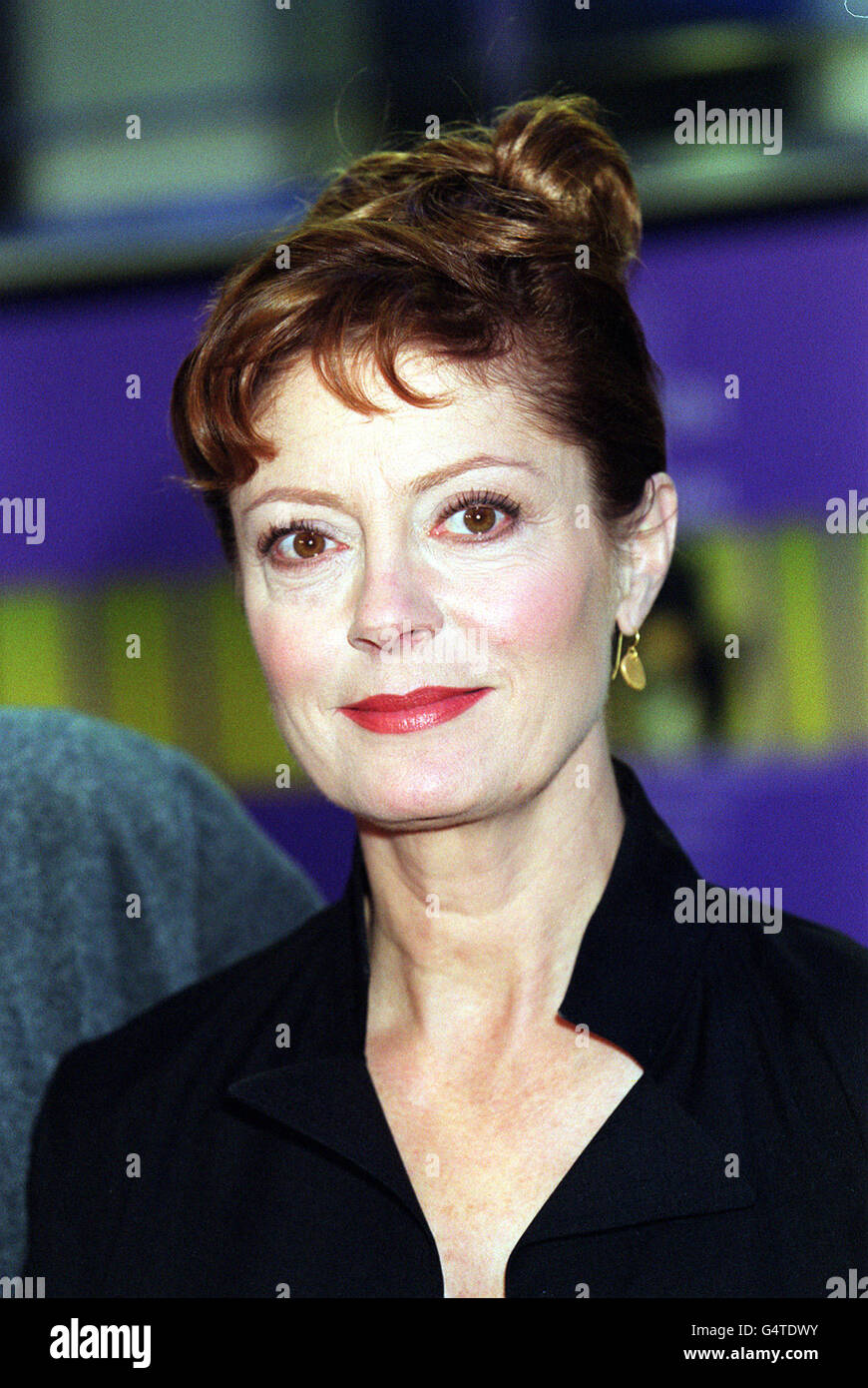 L'attrice Susan Sarandon all'Odeon Leicester Square, a Londra, per guardare il film del regista Wayne Wang 'Anywhere but Here', che è stato proiettato come parte del 43° Festival del Cinema di Londra. 16/08/02 : Tim Robbins e Susan Sarandon che stavano parlando del loro ruolo in un gioco sugli attacchi del 11 settembre negli Stati Uniti. Gli attori parleranno prima della loro terza e ultima esecuzione a Edimburgo degli Guys al Royal Lyceum Theatre da 650 posti. La coppia è attesa di porre domande sulla produzione e sulla loro reazione alla distruzione delle torri gemelle del World Trade Center a New York. Foto Stock