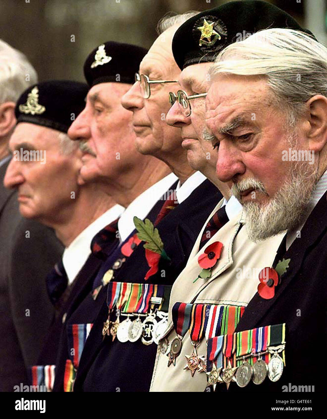 I veterani dello York War Memorial ricordano i compagni perduti durante i due minuti di silenzio che segnano l'ottantesimo anniversario della fine della prima guerra mondiale. Foto Stock