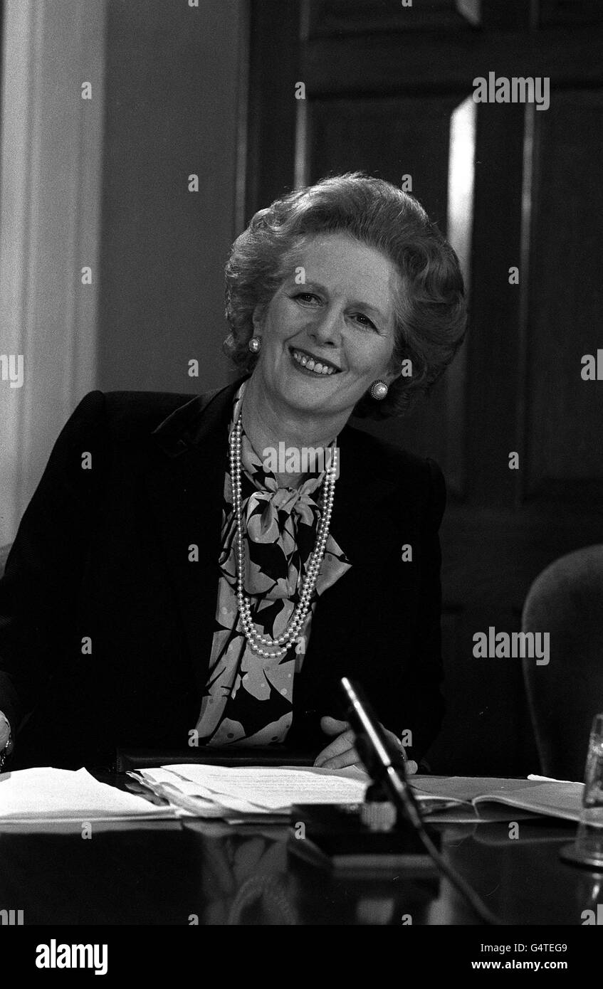 Il primo ministro Margaret Thatcher a Downing Street, Londra, sul suo ritorno da Bruxelles e un briefing sul vertice di Ginevra per i leader della NATO da parte del presidente Reagan. Foto Stock