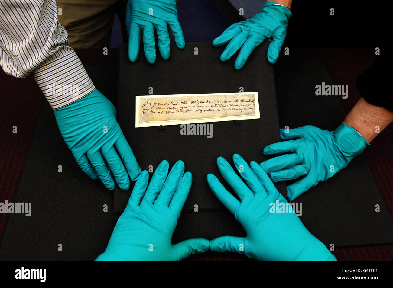 Una lettera che si ritiene sia stata in possesso di William Wallace va in mostra alla New Registar House di Edimburgo. PREMERE ASSOCIAZIONE foto. Data immagine: Giovedì 12 gennaio 2012. Il documento è stato trovato nella Torre di Londra nel 1830 ed è stato ora restituito in Scozia su un prestito a lungo termine alla National Records of Scotland. Il credito fotografico dovrebbe essere: Andrew Milligan/PA Wire Foto Stock