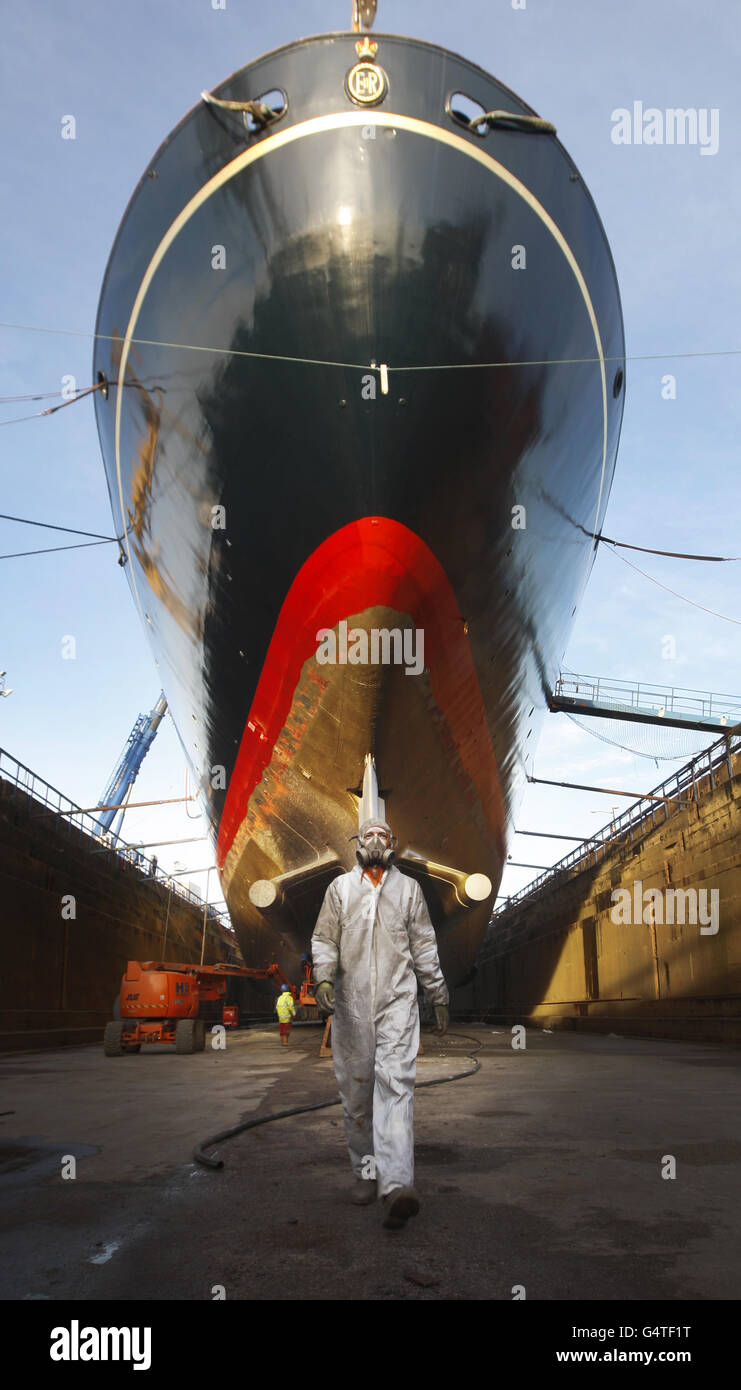I lavori sul Royal Yacht Britannia proseguono presso un molo asciutto a Forth Ports a Leith, vicino a Edimburgo, Scozia. Foto Stock