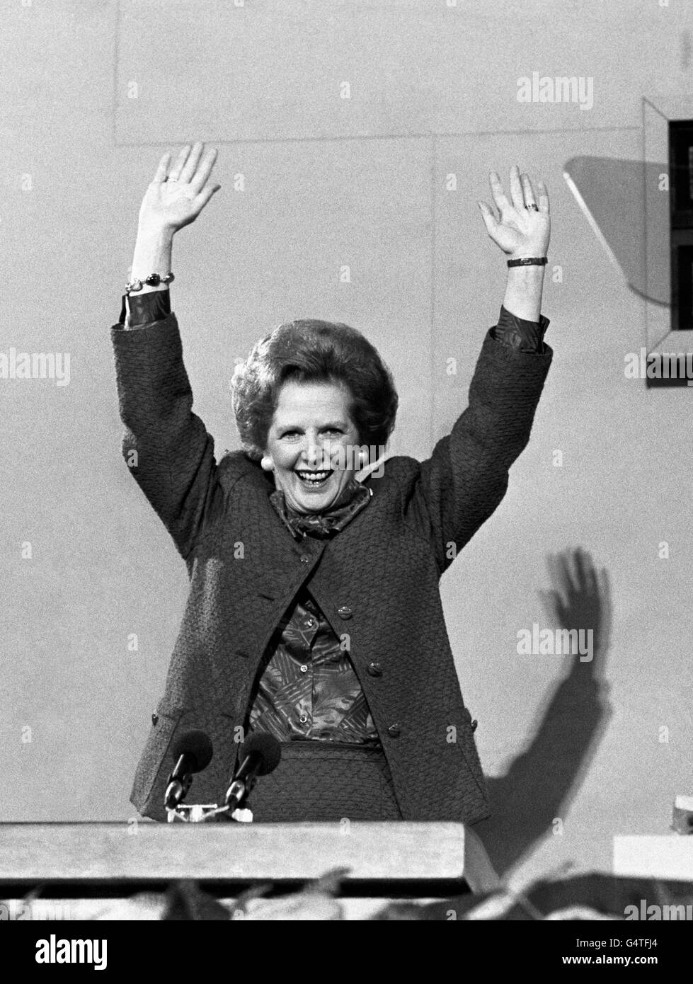 Il primo ministro Margaret Thatcher riconosce l'ovazione di 11 minuti dopo il suo discorso di chiusura della Conferenza del Partito conservatore a Blackpool. Foto Stock