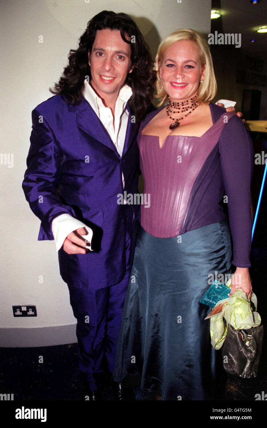 Laurence Llewelyn-Bowen, l'esperto di design della televisione "Changing Rooms", e sua moglie arrivano alla prima mondiale del film The Clandestine Marriage, all'Odeon West End, a Leicester Square, Londra. Foto Stock