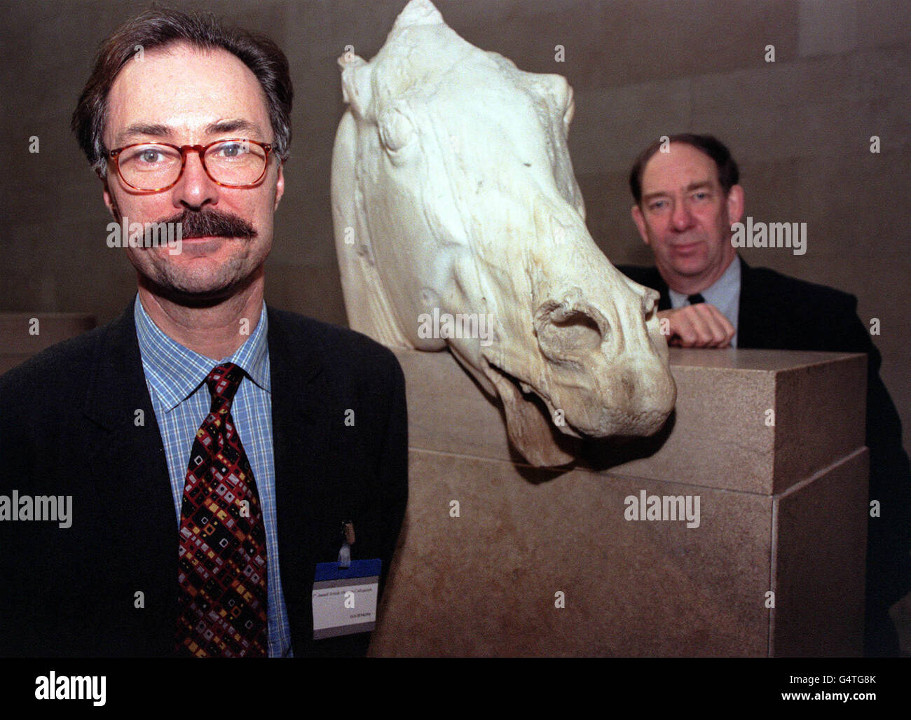 Il dottor Ian Jenkins (a sinistra) e il direttore del British Museum Dr Robert Anderson con una delle sculture del Partenone, conosciuta anche come i marmi di Elgin al British Museum di Londra. Il museo ospita un raduno di due giorni presso la Scuola di Studi Orientali e africani. Foto Stock