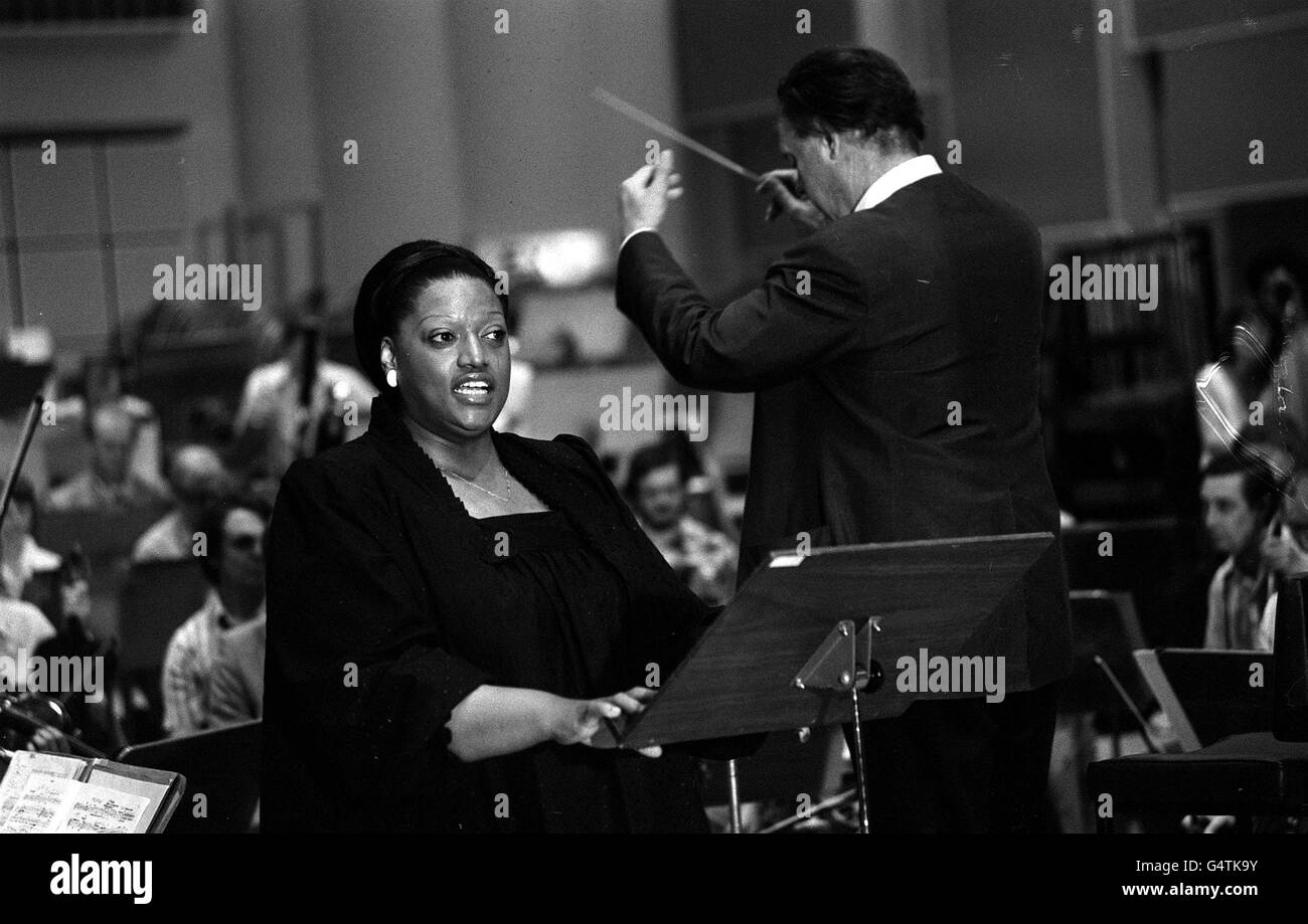 PA Foto 5/8/80 direttore John Pritchard e soprano Jessye Norman Prova con la BBC Symphony Orchestra in preparazione del Prima Notte delle Prom alla Royal Albert Hall A Londra Foto Stock