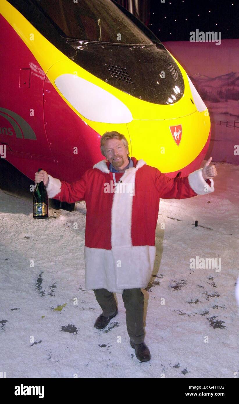 Il boss del treno della Vergine Richard Branson, vestito da Babbo Natale, al lancio del suo nuovo treno ad Alstom a Washwood Heath Birmingham. L'azienda sta progettando di sostituire l'intero materiale rotabile della West Coast Mainline entro il 2002. * ...introducing nuovi treni a 140 km/h che ridurranno i tempi di percorrenza del 25% e consentiranno un aumento del servizio sui percorsi principali. Foto Stock