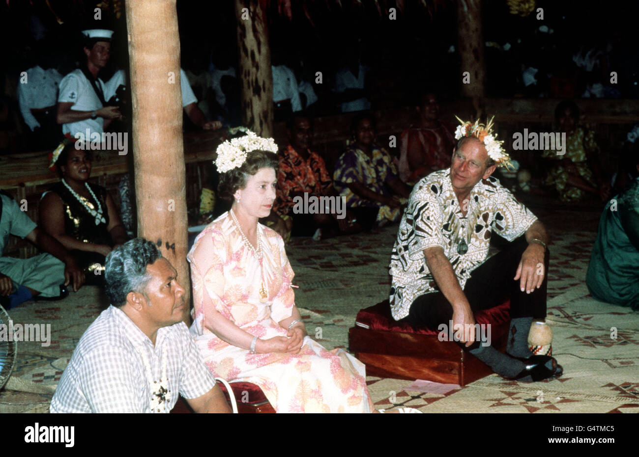 La regina Elisabetta II e il duca di Edimburgo in una festa durante la loro visita a Funafuti, un'isola dei Coralli del Mare del Sud al largo di Tuvalu. Foto Stock