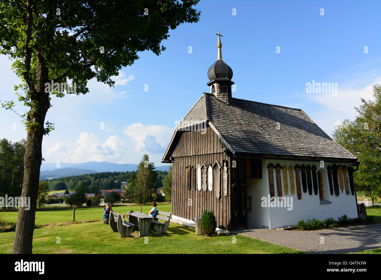 Cappella presso il castello di Weißenstein rovine con schede di morti e vedute della foresta bavarese, Regen, in Germania, in Baviera, Baviera, Niede Foto Stock