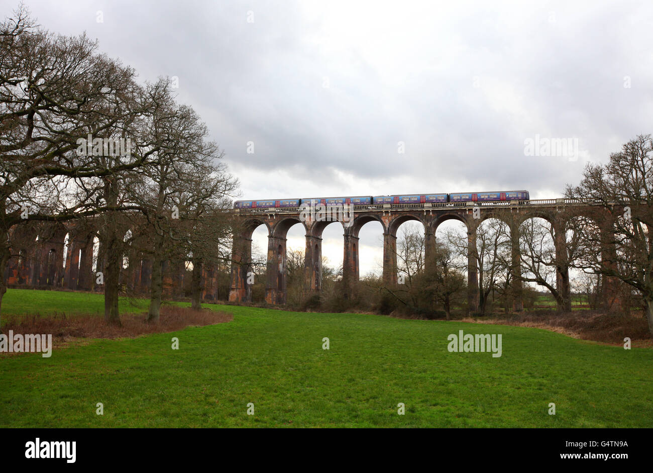 Una vista generale del Viadotto della Valle di Ouse (chiamato anche Viadotto Balcombe) sul fiume Ouse sulla linea ferroviaria di Londra-Brighton a nord di Haywards Heath e a sud di Balcombe, Sussex occidentale, dove l'azienda petrolifera e del gas americana Cuadrilla progetta di effettuare trivellazioni esplorative per lo shale gas. Data immagine: Giovedì 19 gennaio 2011. Vedere la storia PA AMBIENTE Fracking Photo credit should Read: Gareth Fuller/PA Wire Foto Stock