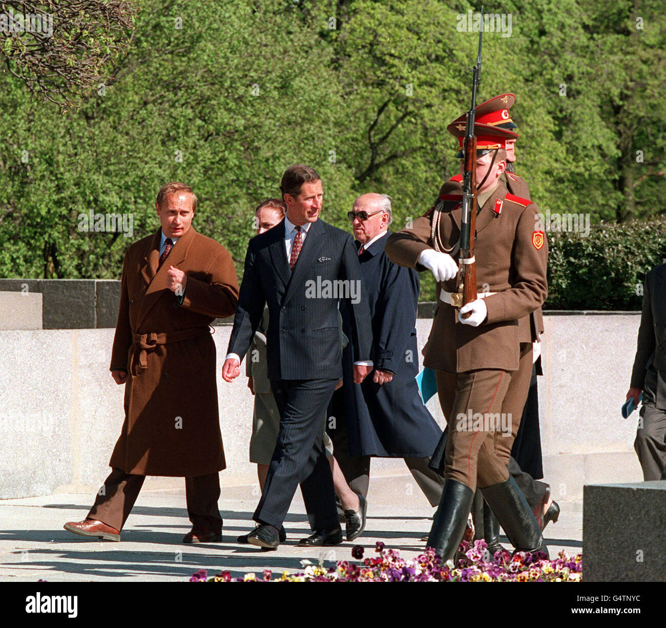 Il Principe del Galles rende omaggio a Vladimir Putin, dopo aver deposto una corona al Piskarevskoye Memorial di San Pietroburgo. Foto Stock