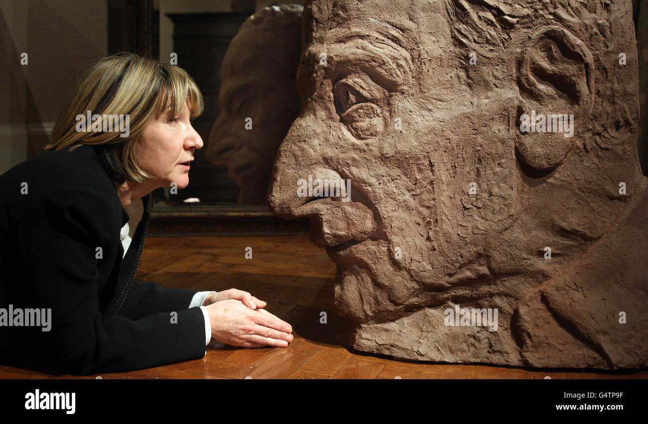 L'artista Jane McAdam Freud con la sua scultura in grande scala del padre Lucian Freud ad una fotocellula per la mostra Lucian Freud My Father al Freud Museum di Londra. Foto Stock