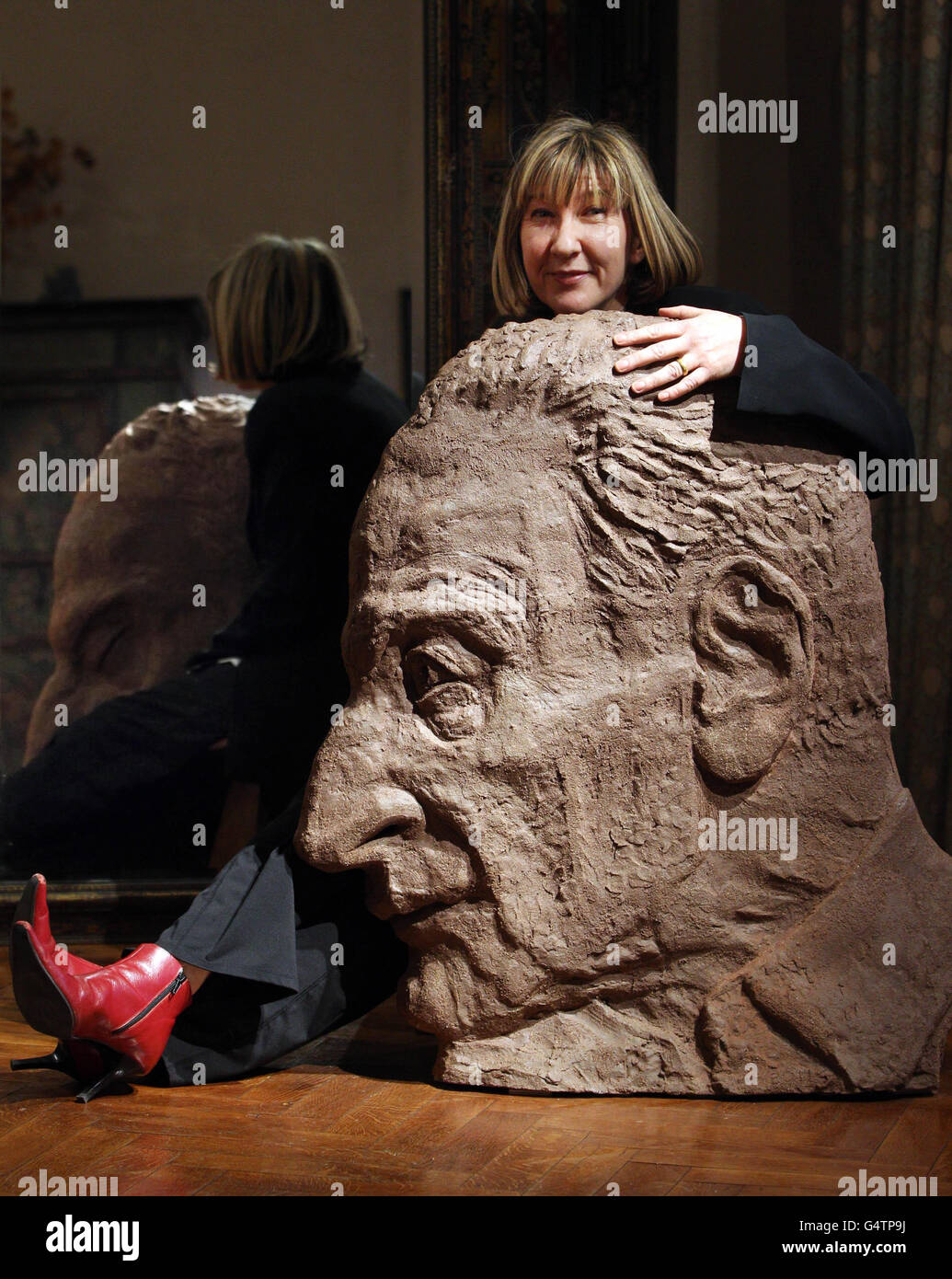 L'artista Jane McAdam Freud con la sua scultura in grande scala del padre Lucian Freud ad una fotocellula per la mostra Lucian Freud My Father al Freud Museum di Londra. Foto Stock