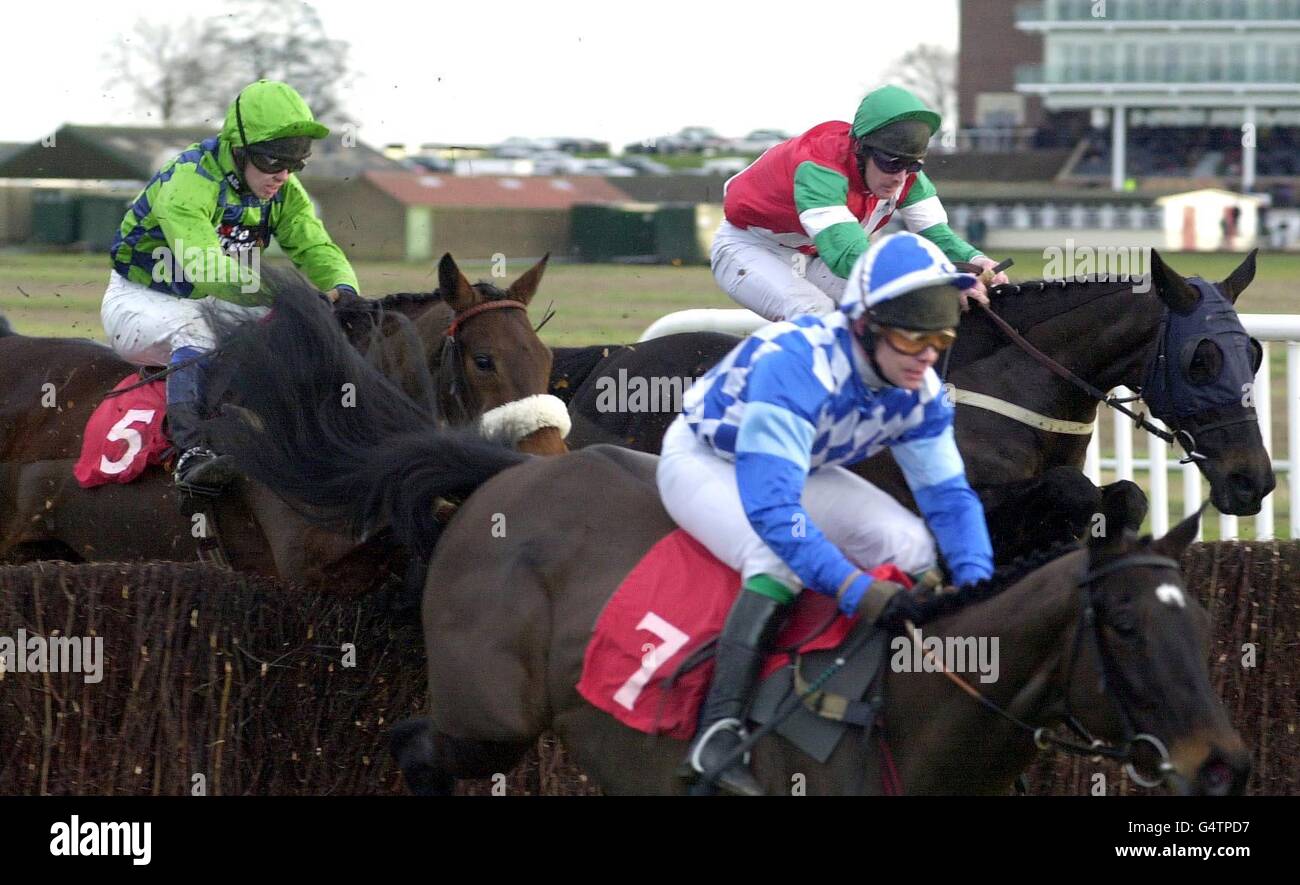 Tullymurry Toff guidato da G. Lee (5) salta dietro Major Bell guidato da A. Maguire con semplicemente tratteggio (7) guidato da T. Easterby prima che Tullymurry Toff è andato avanti per vincere il Monkton Chase a Wetherby Races. Foto Stock